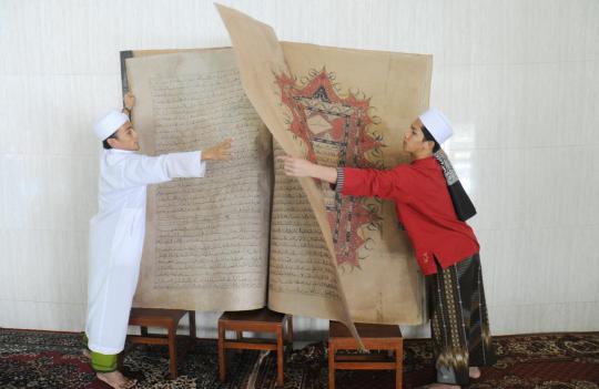 Alquran raksasa, panjang 2 meter lebar 2,8 meter