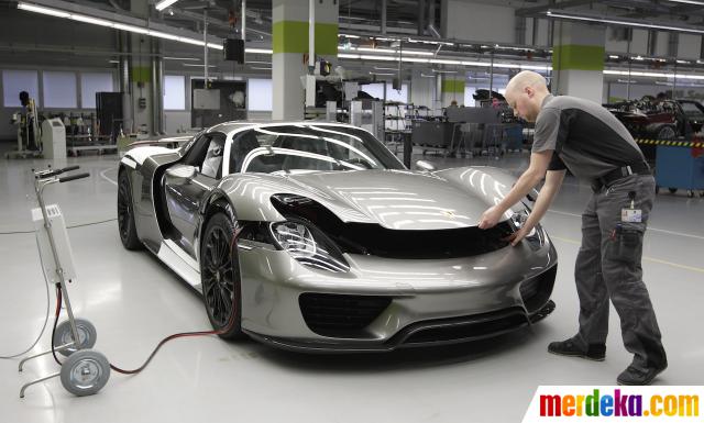 Foto Mengintip dapur pembuatan Porsche 918 Spyder Rp 8 