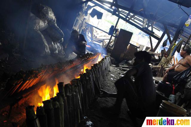 Foto : Menengok pembuatan lemang di kawasan Senen 