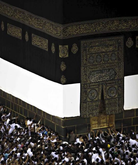 Memanjatkan doa di pintu Kabah