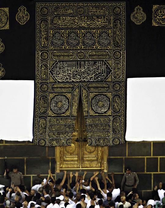 Memanjatkan doa di pintu Kabah