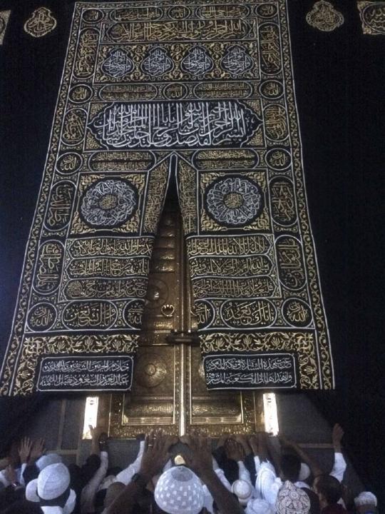 Memanjatkan doa di pintu Kabah