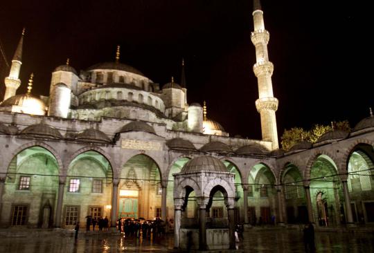 Cahaya keindahan Masjid Biru di Istanbul