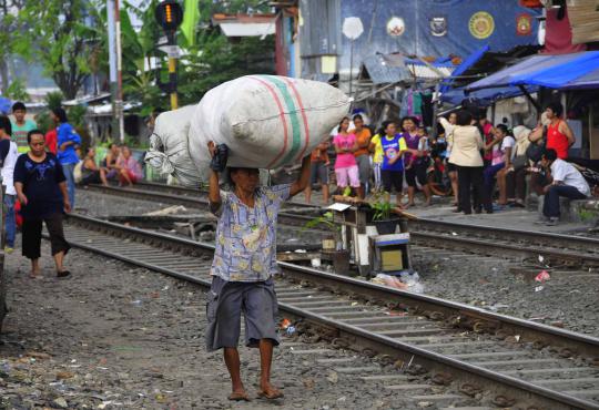 Nestapa kehidupan warga di pinggir rel Jakarta