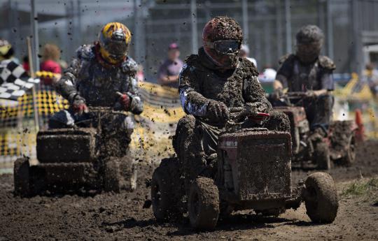 Kotor-kotoran dengan lumpur di kejuaraan balap traktor rumput
