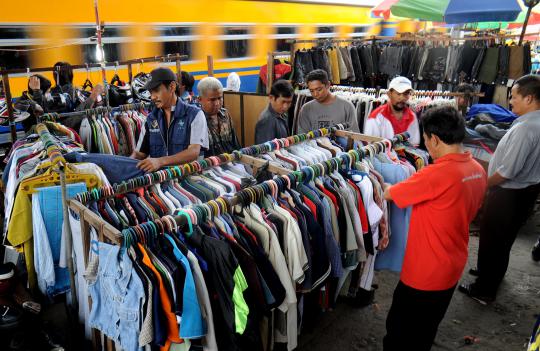 Belanja baju bekas di Pasar Kebayoran Lama