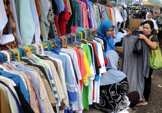 Belanja baju bekas di Pasar Kebayoran Lama