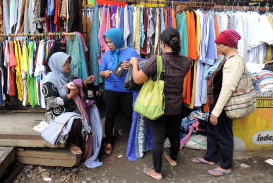 Belanja baju bekas di Pasar Kebayoran Lama