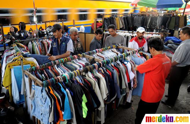 Foto Belanja baju  bekas di  Pasar Kebayoran Lama merdeka com