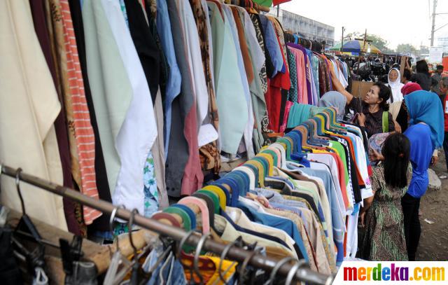 Foto Belanja baju bekas  di Pasar  Kebayoran Lama merdeka com