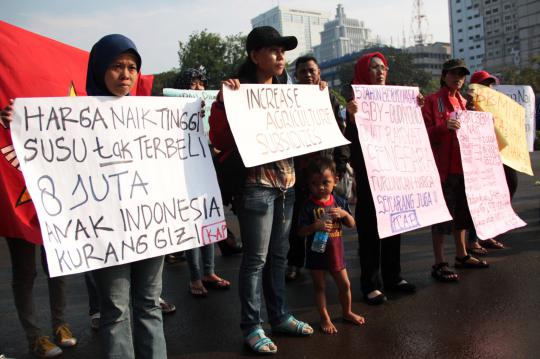 Aksi ibu RT demo di depan Istana Negara