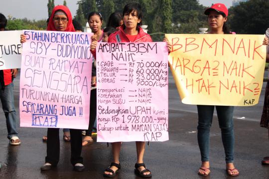 Aksi ibu RT demo di depan Istana Negara