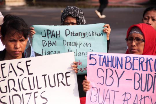 Aksi ibu RT demo di depan Istana Negara