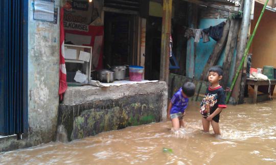 Luapan banjir Kampung Pulo semakin meninggi