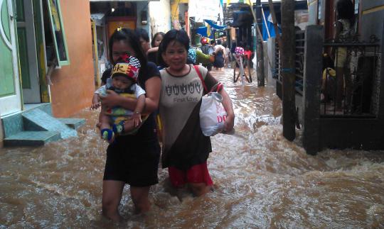 Luapan banjir Kampung Pulo semakin meninggi