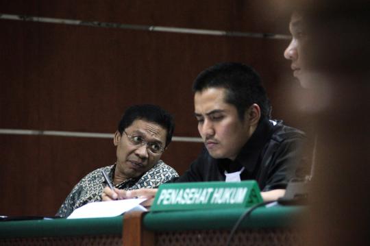 Sidang lanjutan, Fathanah bisik-bisikan dengan pengacara