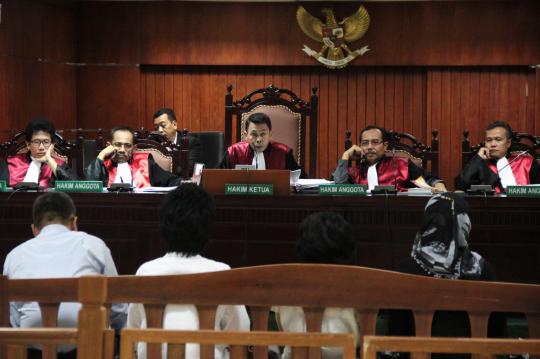 Sidang lanjutan, Fathanah bisik-bisikan dengan pengacara