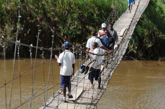 Anak sekolah di Papua melintasi jembatan gantung Sungai Baliem