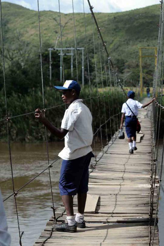 Anak sekolah di Papua melintasi jembatan gantung Sungai Baliem