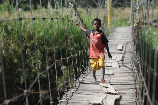 Anak sekolah di Papua melintasi jembatan gantung Sungai Baliem