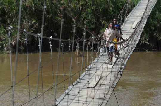 Anak sekolah di Papua melintasi jembatan gantung Sungai Baliem