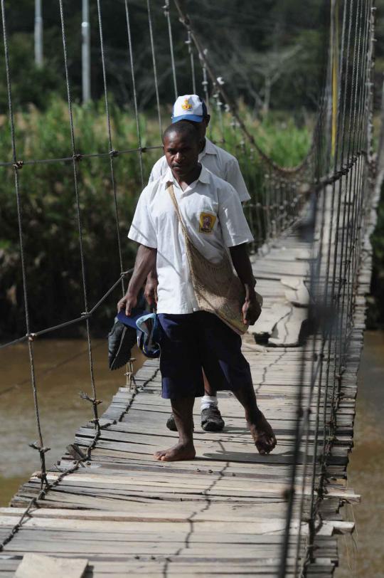 Anak sekolah di Papua melintasi jembatan gantung Sungai Baliem