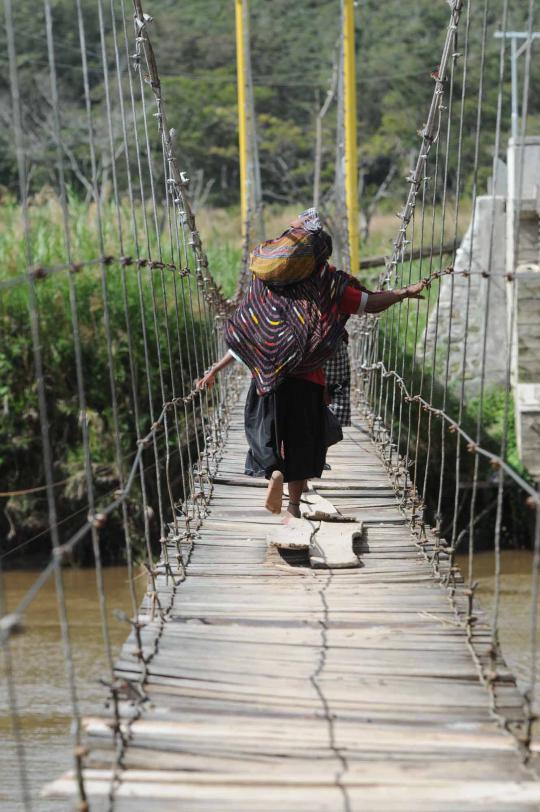 Anak sekolah di Papua melintasi jembatan gantung Sungai Baliem