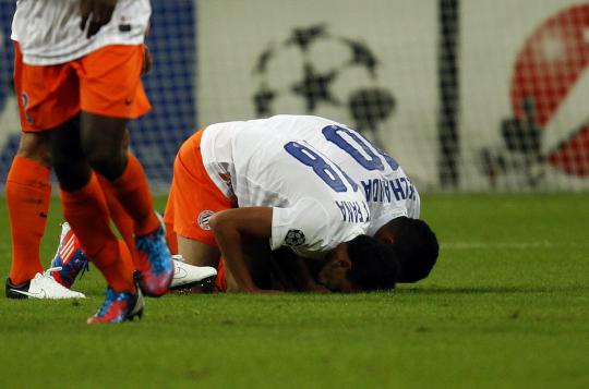 Aksi pesepakbola Muslim di lapangan hijau, dari doa hingga sujud