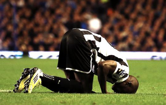 Aksi pesepakbola Muslim di lapangan hijau, dari doa hingga sujud