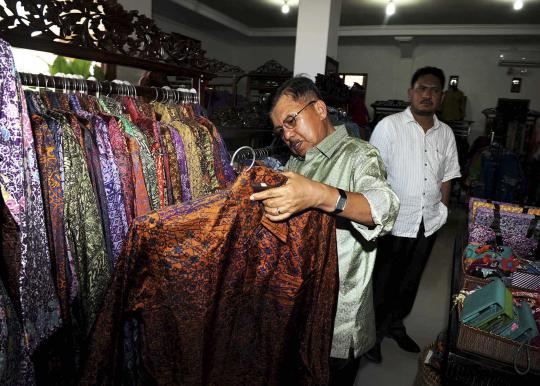 JK pakai blangkon di Pekalongan