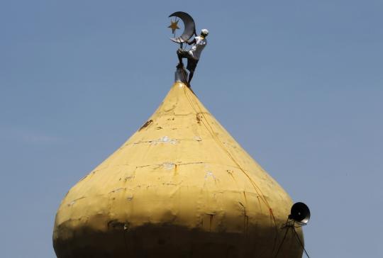 Kisah para pembersih bintang dan bulan sabit di puncak masjid