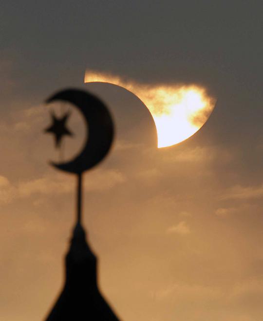 Keindahan masjid berpadu dengan bulan sabit
