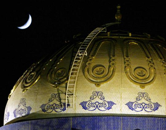 Keindahan masjid berpadu dengan bulan sabit