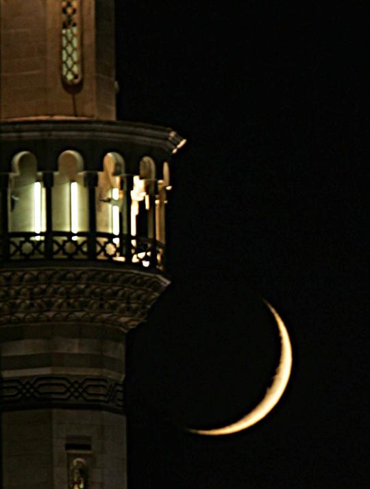 Keindahan masjid berpadu dengan bulan sabit