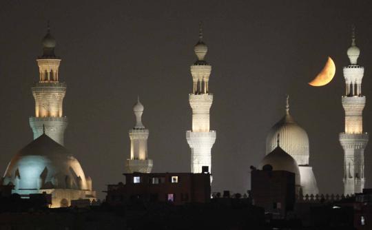 Keindahan masjid berpadu dengan bulan sabit