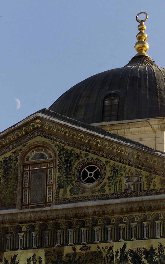 Keindahan masjid berpadu dengan bulan sabit