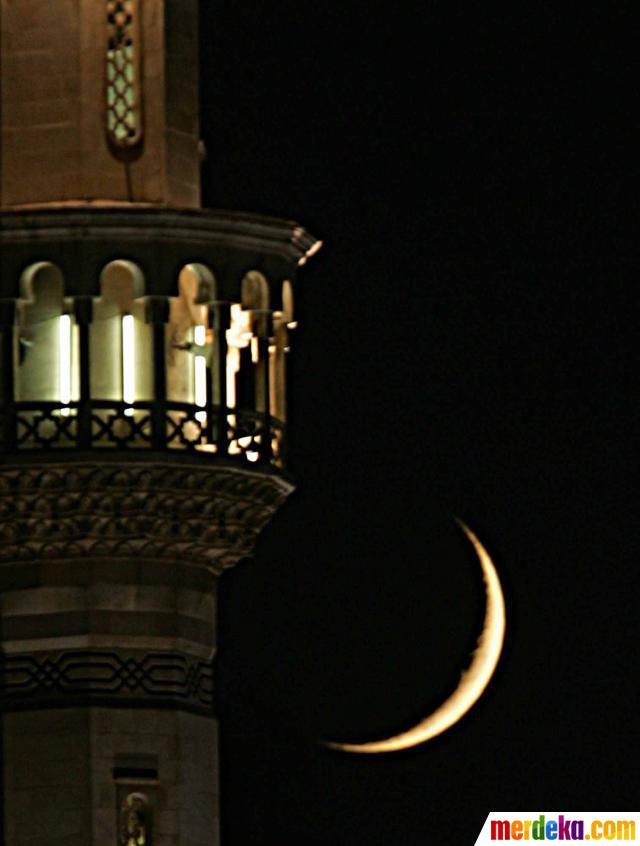 Foto Keindahan masjid berpadu dengan bulan sabit 