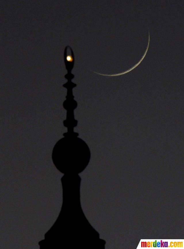 Foto : Keindahan masjid berpadu dengan bulan sabit ...