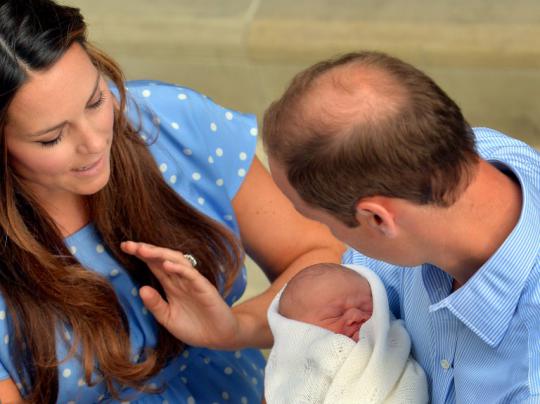 Pangeran William dan Kate perkenalkan sang bayi mahkota