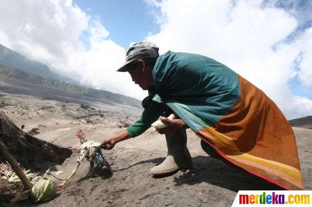 Foto : Tradisi suku Tengger lempar sesaji ke kawah Gunung 