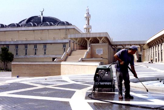 Menengok masjid pertama di Roma yang dibiayai Raja Faisal