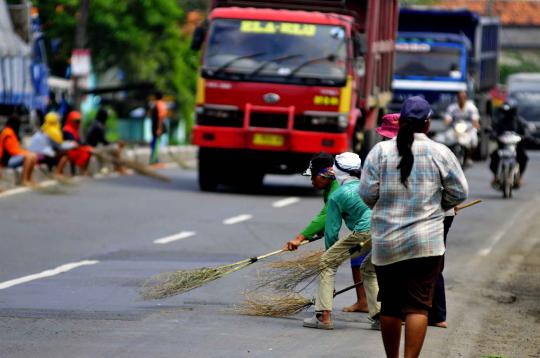 Kisah para penyapu uang di Jembatan Sewoa Indramayu
