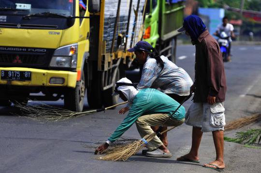 Kisah para penyapu uang di Jembatan Sewoa Indramayu