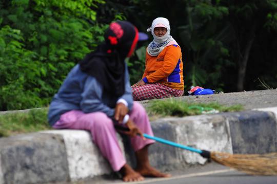 Kisah para penyapu uang di Jembatan Sewoa Indramayu