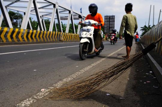 Kisah para penyapu uang di Jembatan Sewoa Indramayu