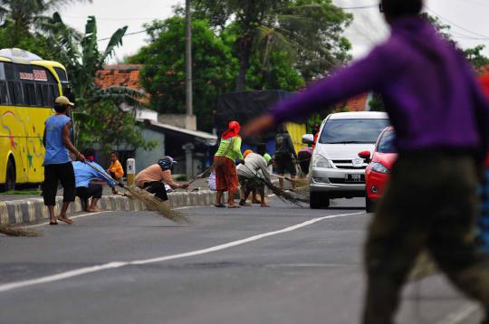Kisah para penyapu uang di Jembatan Sewoa Indramayu