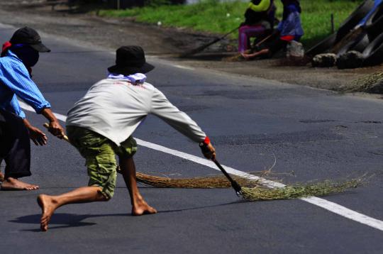 Kisah para penyapu uang di Jembatan Sewoa Indramayu
