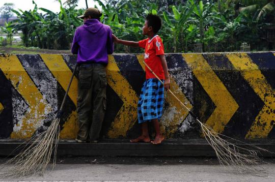 Kisah para penyapu uang di Jembatan Sewoa Indramayu