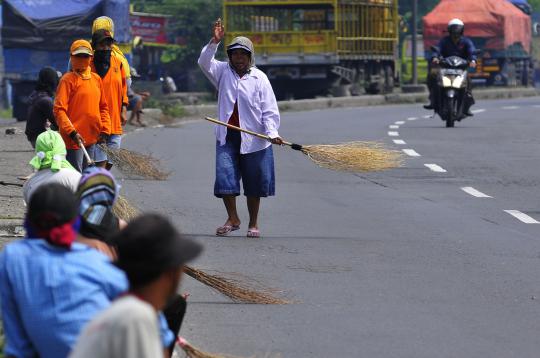Kisah para penyapu uang di Jembatan Sewoa Indramayu