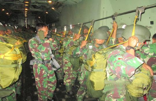 Aksi terjun payung prajurit Tengkorak Kostrad di tengah puasa